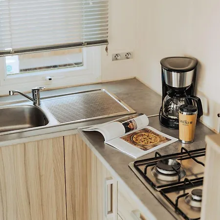Camping Mobil A Pour 4 Personnes Avec Terrasse - Api-1-52-1459 *