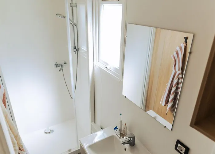 Camping Mobil à Pour 4 Personnes Avec Terrasse - Api-1-52-1459