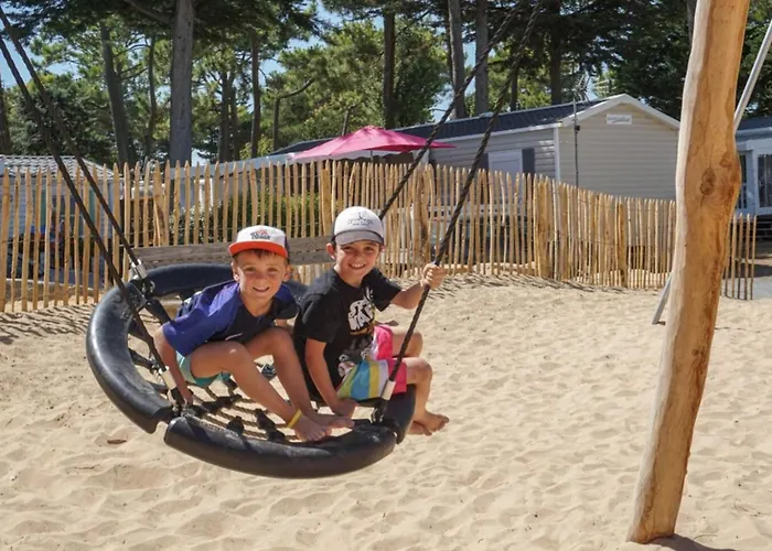 Camping Mobil à Pour 4 Personnes Avec Terrasse - Api-1-52-1459