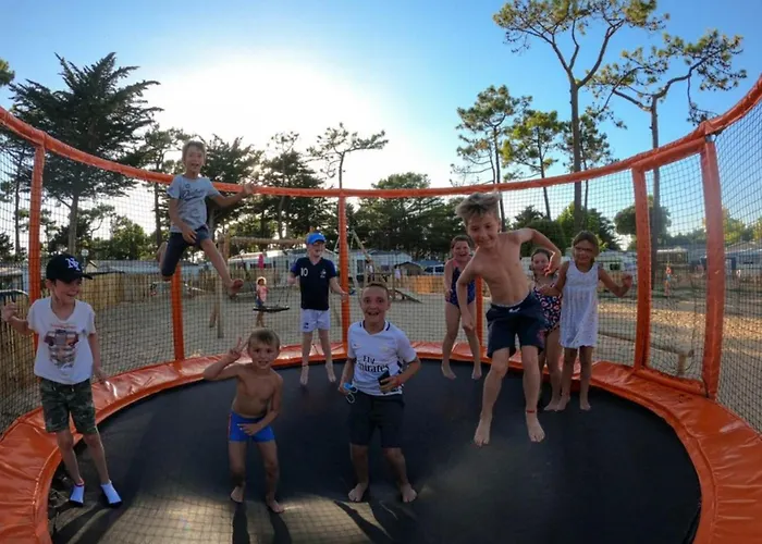 Camping Mobil à Pour 4 Personnes Avec Terrasse - Api-1-52-1459